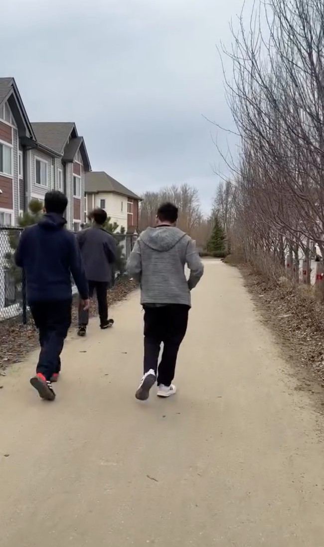 Cindy juga membagikan momennya saat jalan pagi bersama suami dan kedua anak kembarnya, Keanu dan Omar. Terlihat pemandangan di komplek tempat tinggalnya maasih begitu indah dan asri. Foto: Instagram/@cindyfatikasari18