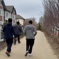 Cindy juga membagikan momennya saat jalan pagi bersama suami dan kedua anak kembarnya, Keanu dan Omar. Terlihat pemandangan di komplek tempat tinggalnya maasih begitu indah dan asri. Foto: Instagram/@cindyfatikasari18