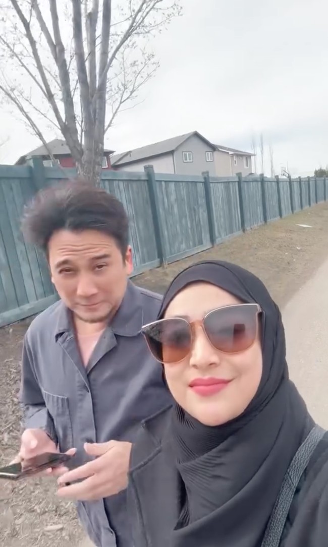 Selalu kompak, pasangan yang menikah pada tahun 1999 itu tampak jalan pagi keliling komplek rumahnya bersama. Sunday morning walk, tulis keterangan unggahannya. Foto: Instagram/@cindyfatikasari18