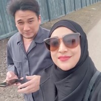 Selalu kompak, pasangan yang menikah pada tahun 1999 itu tampak jalan pagi keliling komplek rumahnya bersama. Sunday morning walk, tulis keterangan unggahannya. Foto: Instagram/@cindyfatikasari18