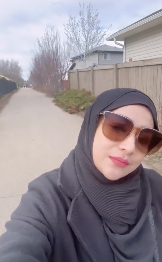 Baru pindah, Cindy tampak begitu semangat dan antusias melihat-lihat sekitar daerah rumahnya. Suasana di sekitar rumahnya itu tampak bersih dan tenang. Foto: Instagram/@cindyfatikasari18