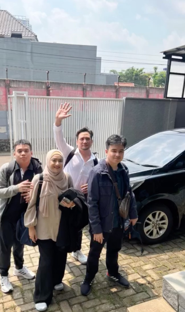Artis Cindy Fatikasari bersama suami, Tengku Firmansyah, dan 2 putranya kini sudah pindah ke Kanada. Sebelum pindah, Cindy bersama suami dan anak mereka sempat berpamitan terlebih dahulu kepada keluarga besar dan kerabat mereka. Foto: Instagram/@cindyfatikasari18