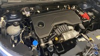 Mengenai dapur pacu, Citroen C3 Aircross dijejali bensin 1.199 cc turbo tiga silinder. Di atas kertas, mobil ini mampu memuntahkan tenaga 110 PS 5.500 rpm dan torsi maksimal 205 Nm pada 1.750 rpm. Tenaga tersebut dikawinkan dengan transmisi otomatis 6 percepatan. Foto: Ridwan Arifin
