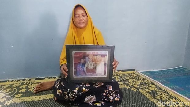 Damusri menunjukkan foto suaminya, Muh Karim yang meninggal dalam peristiwa ledakan tabung gas PT TSP Kendal, Selasa (23/4/2024).