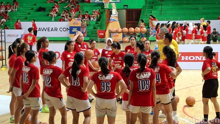 DBL Camp 2024 DBL Camp 2024 resmi dimulai. Aktivitas hari pertama dilakukan para campers, peserta, di GOR Soemantri, Jakarta, Selasa (23/4/2024).