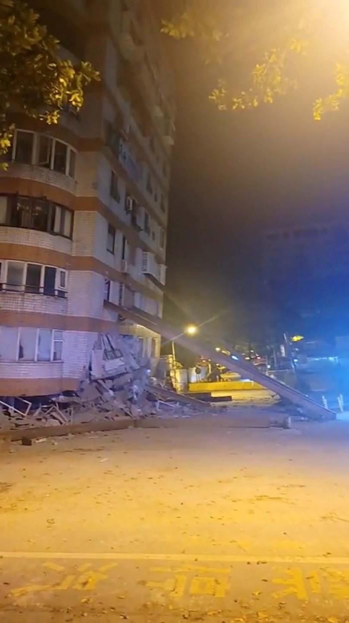 A building, which, according to the Hualien government, is unoccupied after it was previously damaged in an earlier quake on April 3, is seen following a series of earthquakes, in Hualien, Taiwan April 23, 2024 in this still image obtained from social media video.  Suhua Highway/via REUTERS  THIS IMAGE HAS BEEN SUPPLIED BY A THIRD PARTY. MANDATORY CREDIT. NO RESALES. NO ARCHIVES.