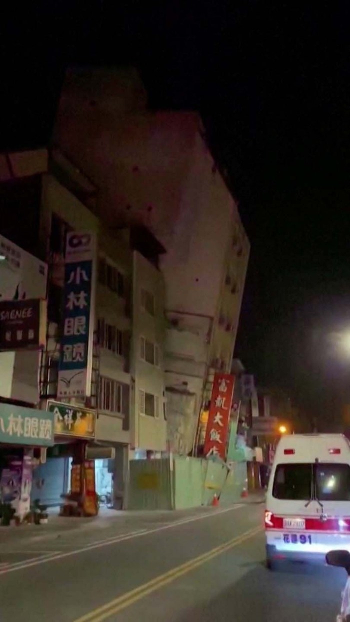Diguncang Gempa, Hotel di Taiwan Miring A building, which, according to the Hualien government, is unoccupied after it was previously damaged in an earlier quake on April 3, is seen following a series of earthquakes, in Hualien, Taiwan April 23, 2024 in this still image obtained from social media video. Suhua Highway/via REUTERS THIS IMAGE HAS BEEN SUPPLIED BY A THIRD PARTY. MANDATORY CREDIT. NO RESALES. NO ARCHIVES.
