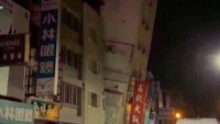 Sebuah hotel, yang tidak beroperasi setelah sebelumnya rusak akibat gempa sebelumnya pada tanggal 3 April, miring ke satu sisi setelah serangkaian gempa bumi, di Hualien, Taiwan 23 April 2024.