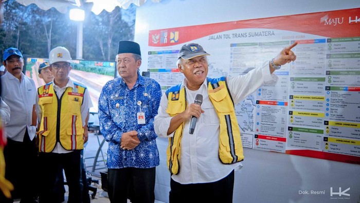 Menteri Pekerjaan Umum dan Perumahan Rakyat (PUPR), Basuki Hadimuljono meninjau pembangunan Proyek Jalan Tol Trans Sumatera (JTTS) Bayung Lencir-Tempino Seksi 3 garapan PT Hutama Karya (Persero).
