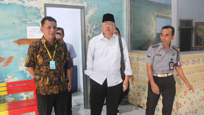 Eks Bupati Malang Rendra Kresna saat keluar dari Lapas Kelas I Surabaya di Porong usai dinyatakan bebas bersyarat.