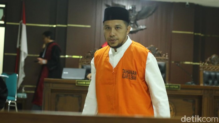 Elwizan Aminudin dokter gadungan mengikuti persidangan di PN Sleman, Selasa (23/4/2024).