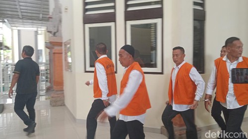 Empat penyerang kantor Satpol PP Denpasar dihukum dua tahun penjara.