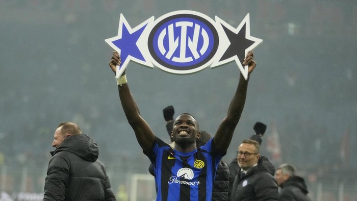 Inter Milan memastikan diri juara Serie A musim ini berkat kemenangan 2-1 atas AC Milan di San Siro, Selasa (23/3/2024) dini hari WIB. Gol Francesco Acerbi dan Marcus Thuram cuma mampu dibalas sekali oleh Milan lewat Fikayo Tomori.