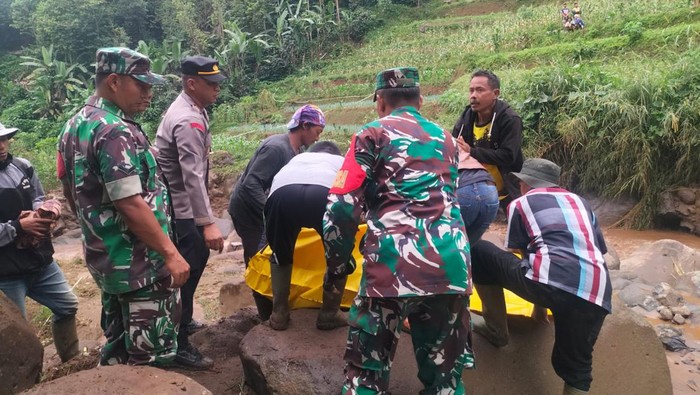 Evakuasi jasad Yayan di atas batu di Pacet, Bandung.