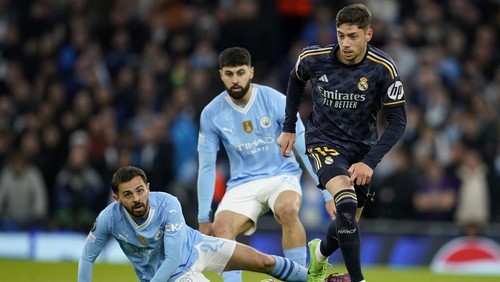 Real Madrids Federico Valverde runs with the ball during the Champions League quarterfinal first leg soccer match between Real Madrid and Manchester City at the Santiago Bernabeu stadium in Madrid, Spain, Tuesday, April 9, 2024. (AP Photo/Manu Fernandez)
