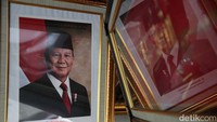 Foto Prabowo-Gibran mulai dijual di sejumlah pasar. 