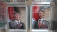 Menurut pedagang harga sepasang foto tersebut berkisar Rp 200 ribu - Rp 250 ribu. 