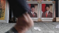 Namun menurut pedagang saat ini foto Presiden dan Wakil Presiden itu masih sepi pembeli. 