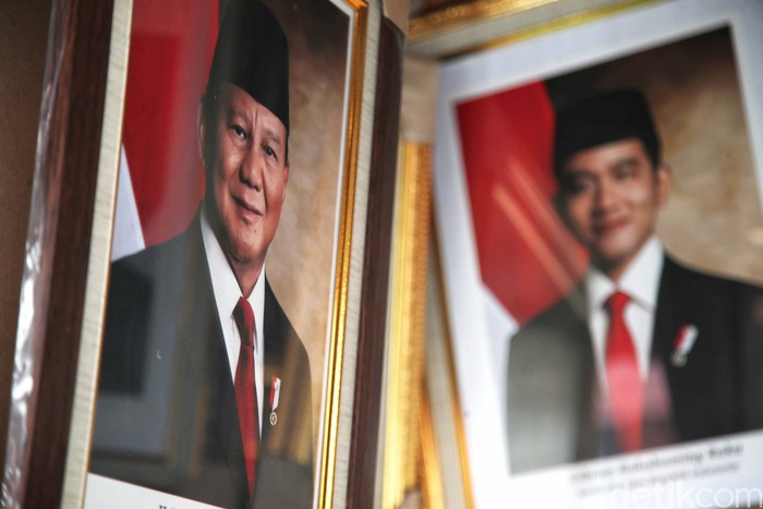 Foto Prabowo Subianto dan Gibran Rakabuming Raka sebagai presiden terpilih muali dijual. Prabowo-Gibran baru saja menang dalam sengketa Pilpres di MK.