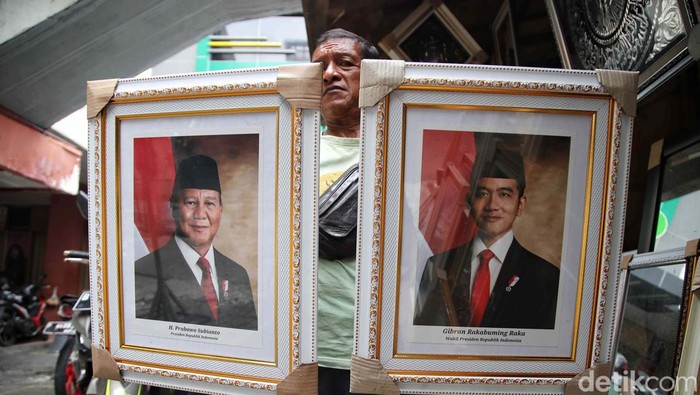 Foto Prabowo Subianto dan Gibran Rakabuming Raka sebagai presiden terpilih muali dijual. Prabowo-Gibran baru saja menang dalam sengketa Pilpres di MK.