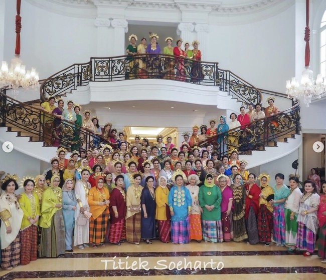 “Selamat Hari Kartini bu Ketum @himpunanratnabusana_official ..Lestari dan bangga busana dan budaya Nusantara yg bgtu kaya ragamnya❤️” tulis desainer Ghea Panggabean. (Foto: Instagram/@titieksoeharto)