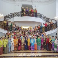 “Selamat Hari Kartini bu Ketum @himpunanratnabusana_official ..Lestari dan bangga busana dan budaya Nusantara yg bgtu kaya ragamnya❤️” tulis desainer Ghea Panggabean. (Foto: Instagram/@titieksoeharto)