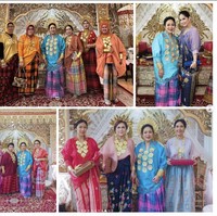 Annisa Pohan hadir dalam balutan baju bodo berwarna gradasi keunguan. Adapun Yanti memilih baju bodo kecoklatan yang dipadu tas emas.(Foto: Instagram/@titieksoeharto)