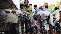 Pengaruh pemanasan global menyebabkan suhu terus meningkat dari tahun ke tahun. Kombinasi gerakan semu matahari, anomali El Nino dan pemanasan global menyebabkan suhu udara pada April-Mei ini menjadi sangat ekstrem di wilayah Asia Tenggara. REUTERS/Mohammad Ponir Hossain