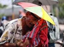 Gelombang Panas di Bangladesh, Warga Pakai Pelindung Kepala