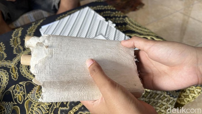 Gulungan kertas daluang buatan pemilik Museum Wayang Beber Sekartaji Indra Suroinggeno. Foto diambil Senin (23/4/2024)