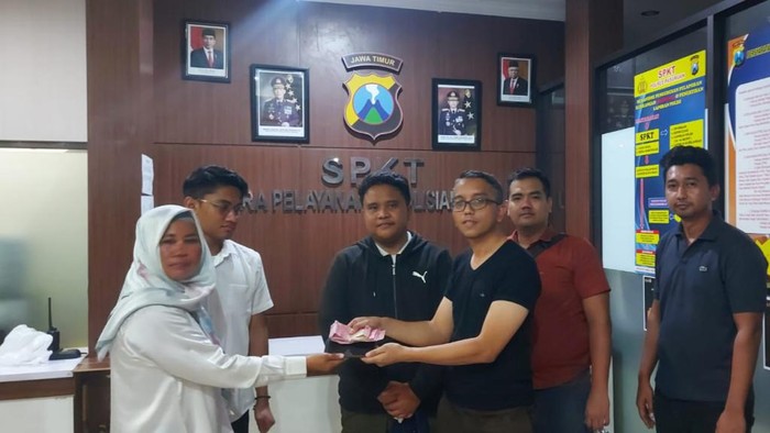 Guru honorer asal Surabaya mengaku jaksa pejabat Kejari Surabaya lalu menipu puluhan juta rupiah.
