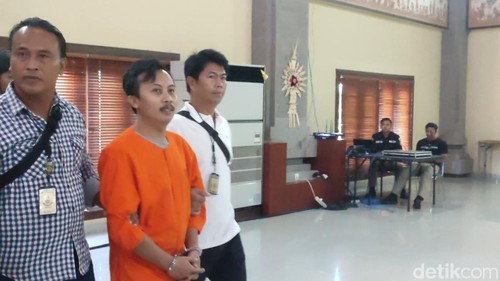 Hari Soelistya Adi saat diamankan dan dihadirkan saat konferensi pers di Polda Bali beberapa waktu lalu.