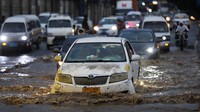 Banjir disebabkan oleh hujan lebat yang mengguyur ibu kota Sanaa.