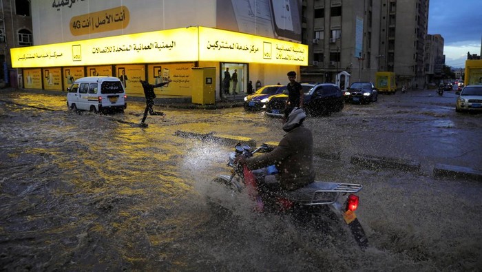 Hujan Deras Guyur Yaman, Ibu Kota Kebanjiran Cars drive on a flooded street following heavy rains in Sanaa, Yemen April 22, 2024. REUTERS/Khaled Abdullah