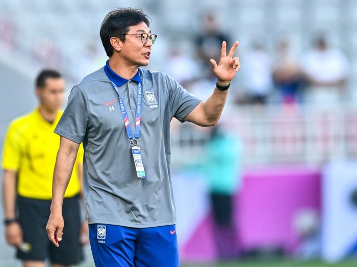 Hang Sun Hong, the head coach of South Korea, is reacting during the AFC U23 Asian Cup Qatar 2024 Group B match between China and South Korea at Abdullah Bin Khalifa Stadium in Doha, Qatar, on April 19, 2024. (Photo by Noushad Thekkayil/NurPhoto via Getty Images)