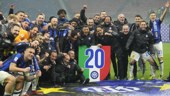 Inter Milans head coach Simone Inzaghi, center right, celebrates with his teammate at the end of the Serie A soccer match between AC Milan and Inter Milan at the San Siro stadium in Milan, Italy, Monday, April 22, 2024. (AP Photo/Luca Bruno)
