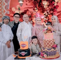 Pesta ulang tahun Irish Bella itu tampak ramai dihadiri oleh para kerabat. Terlihat kedua anak Irish, Air Rumi Akbar dan Ara Puti Sabai Akbar turut hadir menemani sang bunda di hari bahagianya tersebut. Foto: Instagram/@_irishbella_