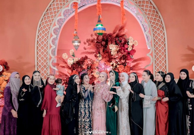 Bertema Arabian Night, para tamu undangan yang hadir tampak kompak mengenakan pakaian bak wanita-wanita Arab. Berpose di tengah-tengah rekan-rekannya, Irish tampak begitu bahagia. Foto: Instagram/@_irishbella_