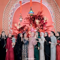 Bertema Arabian Night, para tamu undangan yang hadir tampak kompak mengenakan pakaian bak wanita-wanita Arab. Berpose di tengah-tengah rekan-rekannya, Irish tampak begitu bahagia. Foto: Instagram/@_irishbella_