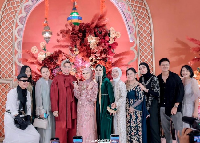 Dihadiri oleh banyak artis tanah air, seperti Aming, Caren Delano, Inara Rusli, Fairuz A Rafiq dan suaminya, Sonny Septian, serta beberapa lainnya, pesta ulang tahun tersebut tampak meriah. Ditambah dengan dekorasi bernuansa merah, perayaan ulang tahun Irish Bella sukses mencuri atensi. Foto: Instagram/@_irishbella_