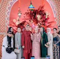 Dihadiri oleh banyak artis tanah air, seperti Aming, Caren Delano, Inara Rusli, Fairuz A Rafiq dan suaminya, Sonny Septian, serta beberapa lainnya, pesta ulang tahun tersebut tampak meriah. Ditambah dengan dekorasi bernuansa merah, perayaan ulang tahun Irish Bella sukses mencuri atensi. Foto: Instagram/@_irishbella_