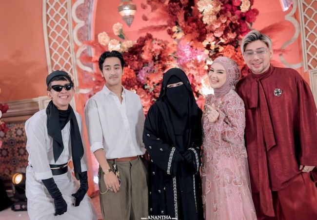 Irish Bella sendiri tampil cantik dalam balutan gaun berwarna dusty pink rancangan Ivan Gunawan. Terlihat ia berpose di tengah-tengah Caren Delano dan Umi Pipik. Foto: Instagram/@_irishbella_