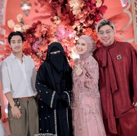 Irish Bella sendiri tampil cantik dalam balutan gaun berwarna dusty pink rancangan Ivan Gunawan. Terlihat ia berpose di tengah-tengah Caren Delano dan Umi Pipik. Foto: Instagram/@_irishbella_