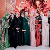 Gaun yang dikenakan Irish itu tampak elegan dengan motif bunga berpayet di lapisan tulle dan hijabnya. Berpose bersama para tamu wanita yang hadir, Irish tampak memamerkan senyum sumringahnya. Foto: Instagram/@_irishbella_