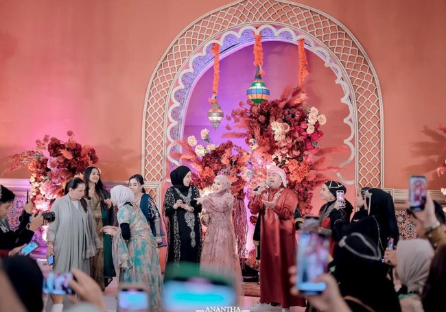 Acara tersebut semakin meriah dengan penampilan dari beberapa artis yang hadir, salah satunya King Nassar. Nassar tampil menyumbangkan suaranya untuk menghibur para tamu yang hadir. Foto: Instagram/@_irishbella_