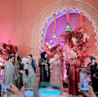 Acara tersebut semakin meriah dengan penampilan dari beberapa artis yang hadir, salah satunya King Nassar. Nassar tampil menyumbangkan suaranya untuk menghibur para tamu yang hadir. Foto: Instagram/@_irishbella_