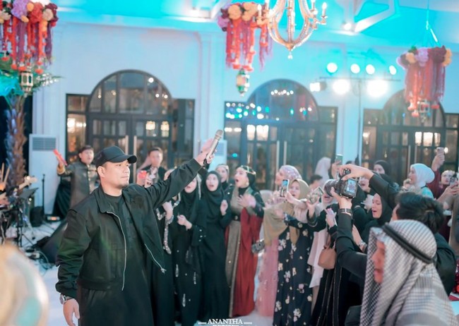 Tak hanya Nassar, Rizal Armada juga ikut mengisi acara dengan bernyanyi. Suasana pun terlihat semakin heboh dan seru. Foto: Instagram/@_irishbella_