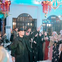 Tak hanya Nassar, Rizal Armada juga ikut mengisi acara dengan bernyanyi. Suasana pun terlihat semakin heboh dan seru. Foto: Instagram/@_irishbella_