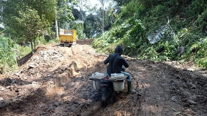 Jalan rusak di Selatan Cianjur