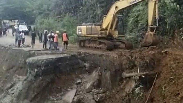 Jalan Trans Papua di Nabire Amblas, Alat Berat Turun Bikin Jalur Alternatif
